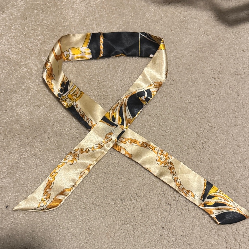 Silk Chain-Print Neck Scarf in Cream and Black twilly